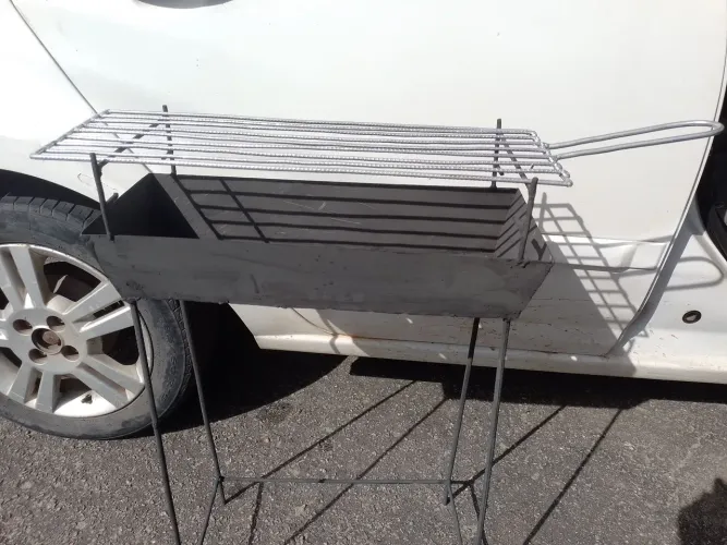 Churrasqueira portátil para espetinho 