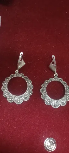 Brincos argola prata com detalhes de pedras