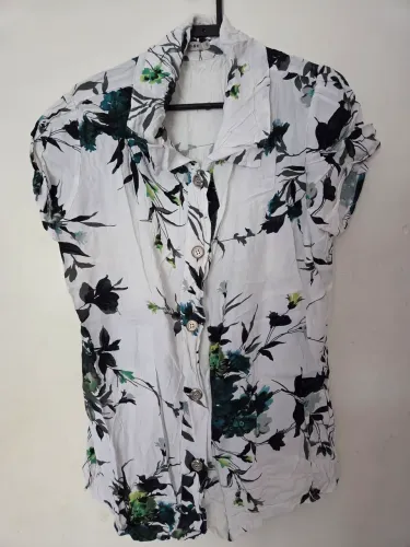 Blusa branca floral manga curta