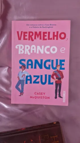 Livro vermelho branco e sangue azul