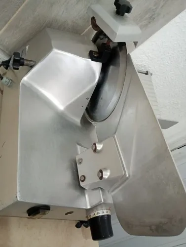 Vendo uma máquina de cortar frios