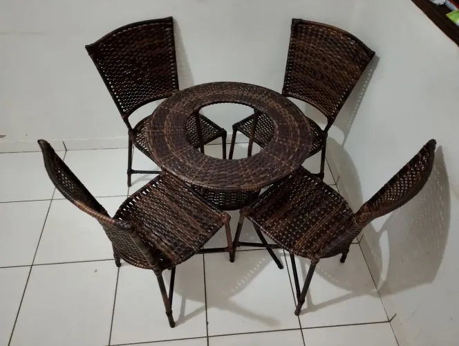 Conjunto de Mesa e Cadeiras em Fibra Sintética