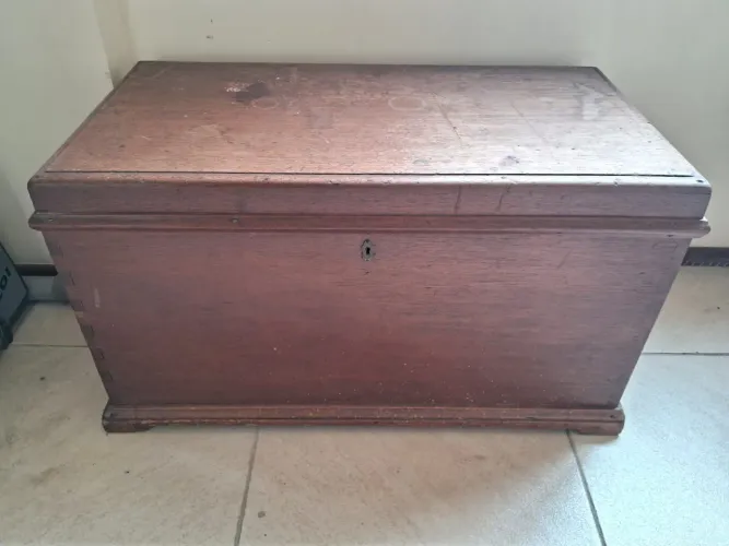 Baú de Madeira maciça Antigo