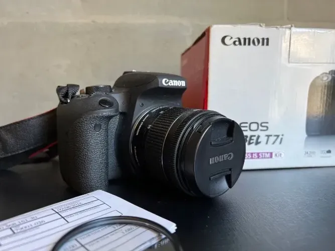 Câmera Canon T7i com lente
