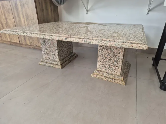 Mesa de centro em granito maciço