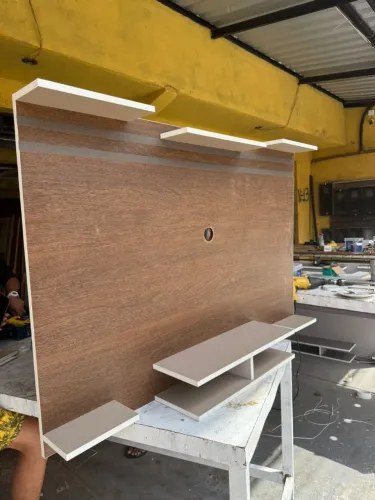Painel de TV  Amadeirado Moderno com Prateleiras