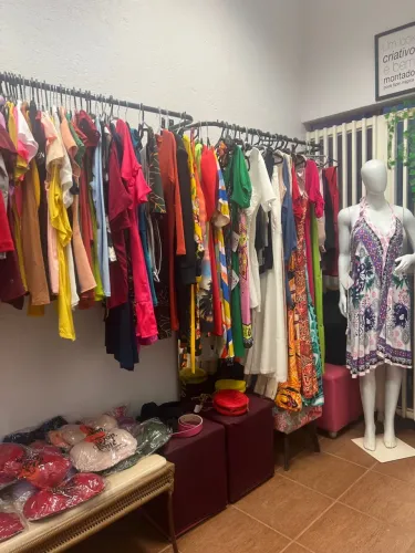 Vendo estoque Variedade de Vestidos e Roupas Coloridas