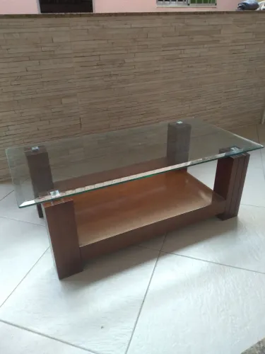 Mesa de centro de Madeira e vidro com estrutura de madeira.