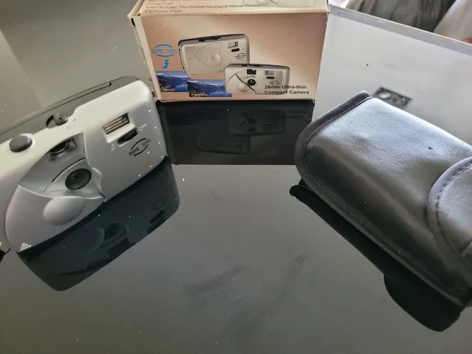 Máquina fotográfica compacta 28 mm ultra fina