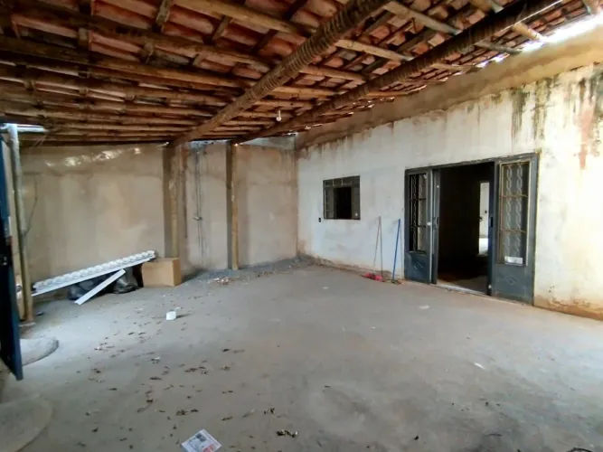 Bairro Carmelo ,Casa em Lote de 200 m²,Com ponto Comercial .