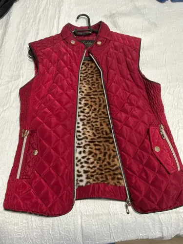 Colete vermelho com forro de animal print bem quentinho