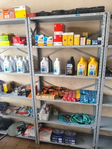 Armários de aço reforçado e em bom estado de conservação