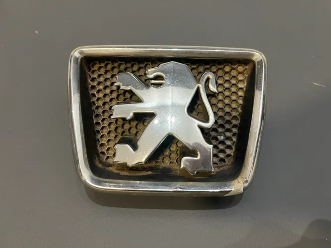 Logo Simbolo Capô Peugeot 106