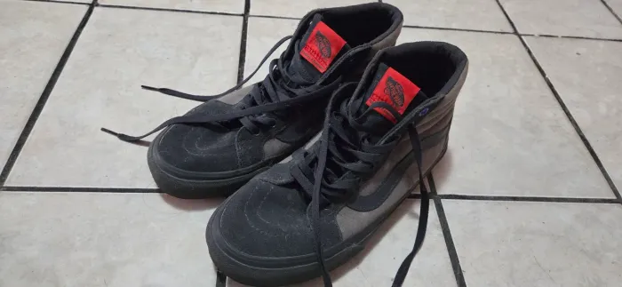 Tenis Vans cinza azulado com solado colorido