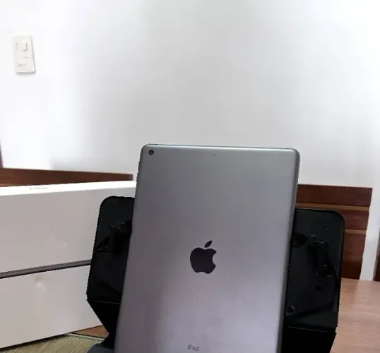iPad 9ª Geração 64GB Wi-Fi Cinza-Espacial + Teclado Original (iPlace) - Na Caixa