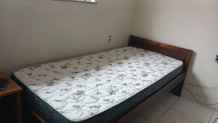 Duas cama , madeira macica . Muito conservada.