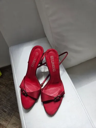 Sandália Vermelha em Couro - Elegante e Feminina ?
