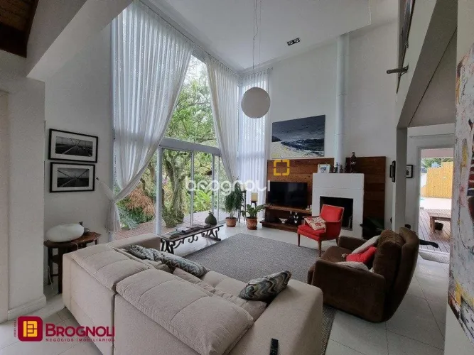 Casa com 3 dormitórios no Sambaqui