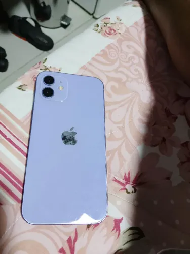Vendo um celular iPhone 12 com 64 gigas bateria 96% semi novo tela trocada face ID funcion
