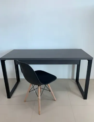 Mesa Escritório Industrial Preta 1,36m | Moderna e Robusta