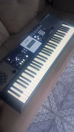 Teclado Yamaha PSR E223 com defeito.