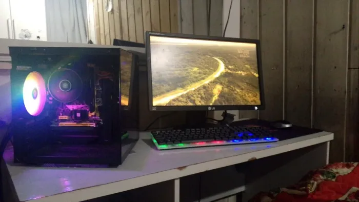 PC Intel Core i3 ? 16GB RAM + SSD 256GB ? Gabinete Aquário RGB ? Completo