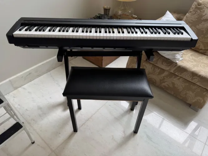 Piano Digital Yamaha, com pedal, estante e banco