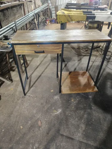 Mesa com gaveta estilo industrial 
