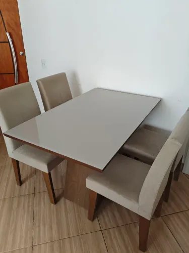 Mesa de jantar com 4 cadeiras 