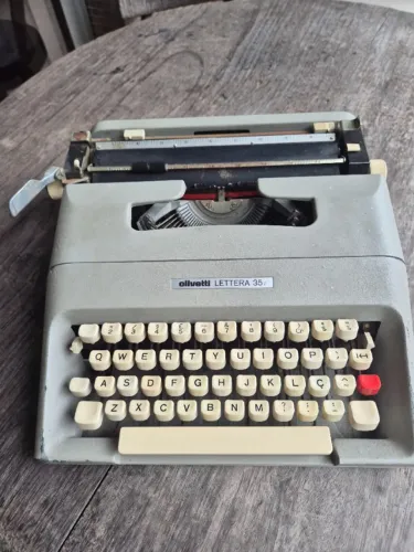 Máquina de escrever Olivetti Lettera 35i