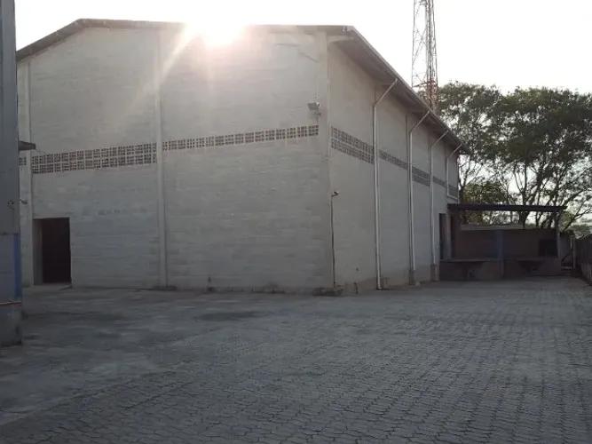 Alugo Galpão CIVIT 1, com 1.020m2, sendo 680m2 armazém, 2 docas, 8m pé direito
