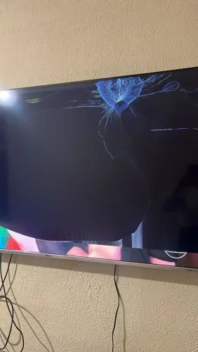 Vendo TV 58 polegadas com um pequeno trinco ainda na caixa. Marca philco