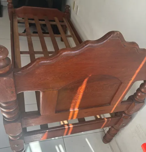 Cama de solteiro em madeira.