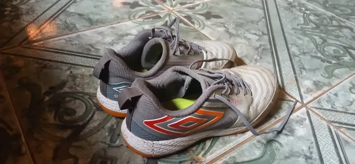 Tênis de futsal PRO 5 usado poucas vezes.