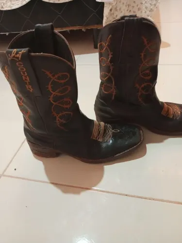 Bota costurada e resistente marca Lost country e cinto com conjunto de 3 fivelas tamanho M