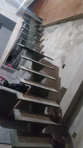 Escada vazada de ferro
