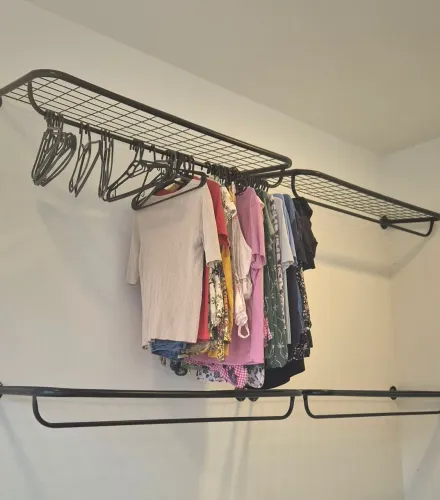 Arara de Roupas de Parede com Tela Metal Preto