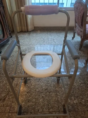 Cadeira de Banho Higienica Dellamed D40 Dobravel e Desmontavel ate 120 kg em otimo estado