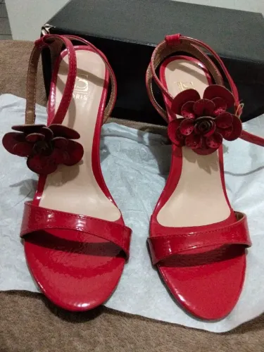 Salto vermelho n 40  lindíssima novo