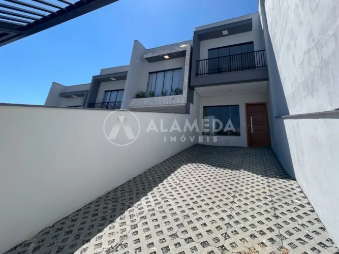 Excelente Sobrado à Venda com 116m², tendo 1 suíte mais 2 demi-suítes e espaço nos fundos,