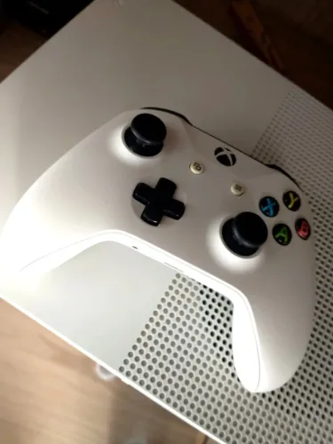 Xbox One S 1TB + 1 Controle - Usado, Ótimo Estado