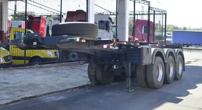 Carreta Porta Container Rodofort 3 eixos ano 2023