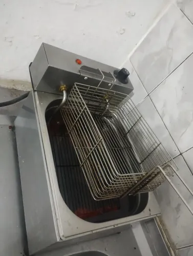 Fritadeira elétrica pequena e potente!! Aceito cartão!!