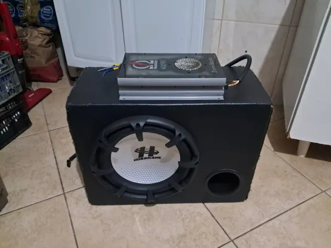 Som Automotivo Caixa com subwoofer Hurricane 12 + Módulo Megacharge 400w