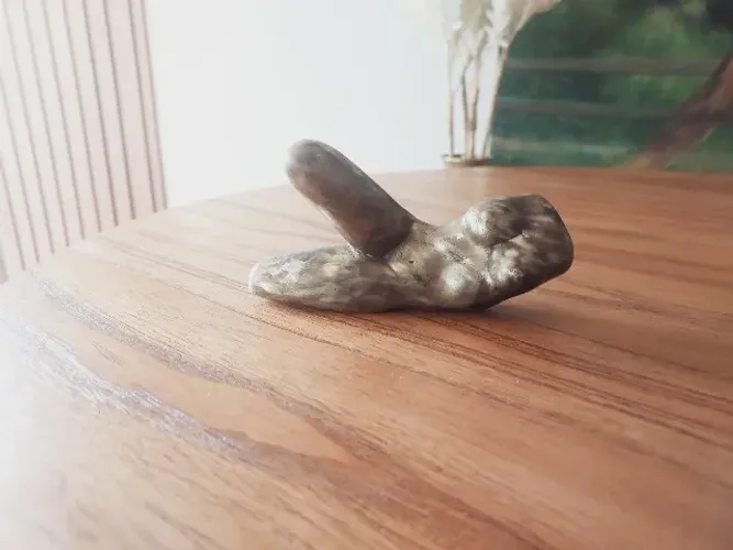Escultura feminina mulher estilizada em bronze 
