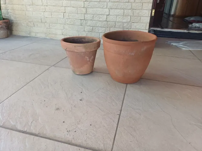 vendo dois vasos ornamentais de barro ótimo estado tamanho médio.
