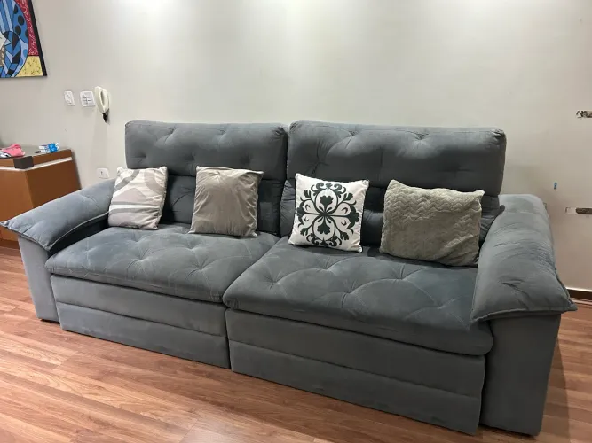 Sofá retrátil e reclinável cinza tecido Suede 2,65M largura