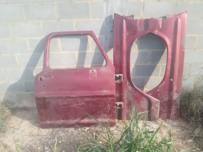 Porta direita da f1000 e dois paralamas direita e esquerda todos 3 estão bom