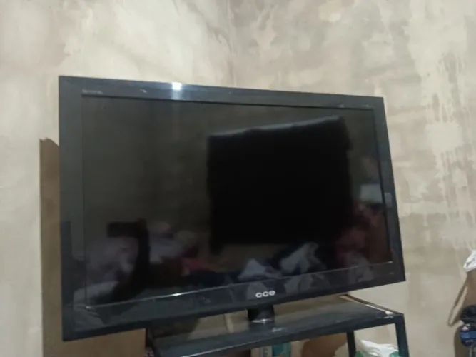 A televisão está funcionando e a tela preta Eo som tá saindo
