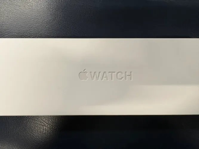 Apple Watch Series 11 GPS 42mm Preto Brilhante M/G na caixa